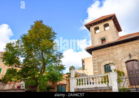 Straßen der schönen Stadt Valldemossa auf Mallorca, Balearen, Spanien. Traditionelle historische Häuser und grüne Bäume. Die Altstadt der spanischen Stadt. Touristische Attraktion. Stockfoto