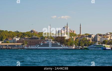 Istanbul, Türkei - 8. September 2019. Der Hagia Eirene und die Hagia Sophia und Sultanahmet Waterfront von Karaköy in Beyoglu gesehen Stockfoto