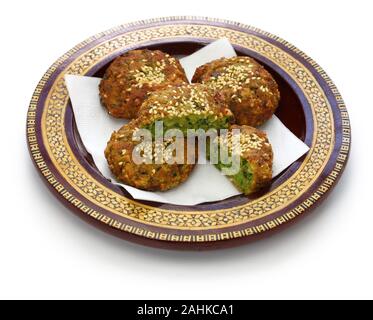 Taameya, ägyptische fava Bohnen falafel auf weißem Hintergrund Stockfoto
