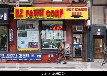 EZ Pawn Corp, 200 West 14th Street, New York, NY. aussen Storefront einer Pfandleihe im Stadtteil Chelsea in Manhattan. Stockfoto