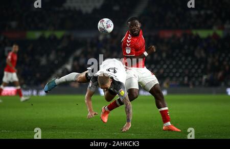 Von Derby County Martyn Waghorn (links) und von Charlton Athletic Deji Oshilaja Kampf um den Ball in den Himmel Wette Championship Match im Pride Park, Derby. Stockfoto