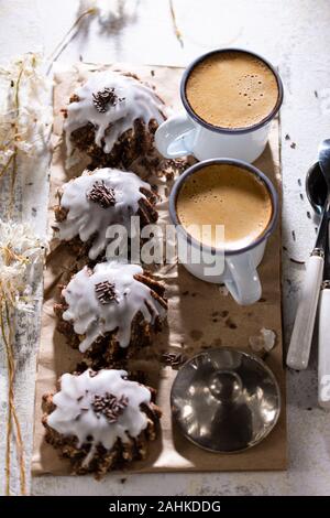 Leckere Schokolade Muffins mit Kaffee. Dessert auf einen hölzernen Tisch. Gesundes Essen und Trinken Stockfoto