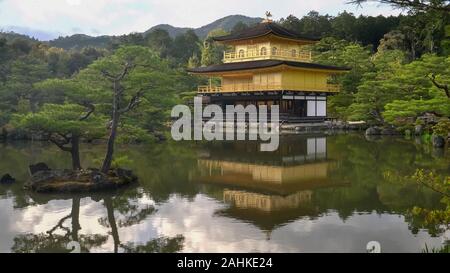 KYOTO, JAPAN - April, 15, 2018: Mönch schließen kinkakuji Tempel in Kyoto, Japan Stockfoto