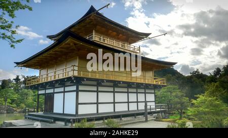 KYOTO, JAPAN - April, 15, 2018: Seitenansicht des kinkakuji Tempel in Kyoto Stockfoto