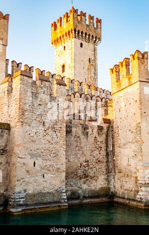 Sirmione, Lombardei, Italien - 12 September 2019: Festung Mauern des Schloss Scaligero oder die Burg von Sirmione durch die Wasserkanäle des Gardasee l umgeben Stockfoto