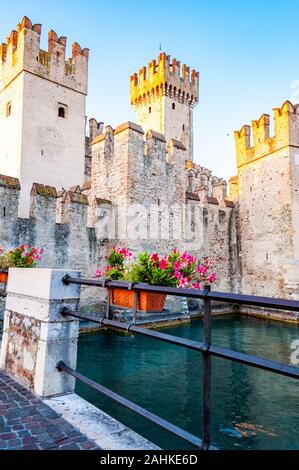 Sirmione, Lombardei, Italien - 12 September 2019: Festung Mauern des Schloss Scaligero oder die Burg von Sirmione durch die Wasserkanäle des Gardasee l umgeben Stockfoto