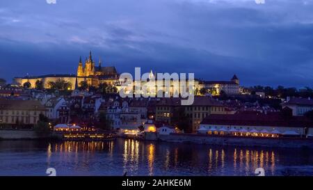 Night Shot auf die Prager Burg und die Moldau in Prag Stockfoto