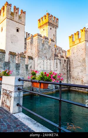 Sirmione, Lombardei, Italien - 12 September 2019: Festung Mauern des Schloss Scaligero oder die Burg von Sirmione durch die Wasserkanäle des Gardasee l umgeben Stockfoto