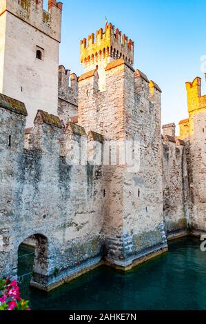 Sirmione, Lombardei, Italien - 12 September 2019: Festung Mauern des Schloss Scaligero oder die Burg von Sirmione durch die Wasserkanäle des Gardasee l umgeben Stockfoto