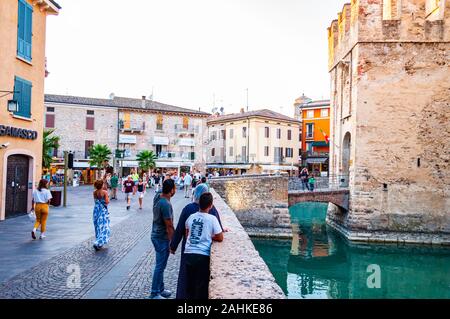 Sirmione, Lombardei, Italien - 12 September 2019: Festung Mauern des Schloss Scaligero oder die Burg von Sirmione durch die Wasserkanäle des Gardasee l umgeben Stockfoto