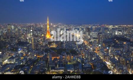 Weitwinkel Nacht Blick auf den Tokyo Tower von Mori Tower in Tokio Stockfoto