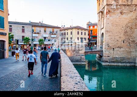 Sirmione, Lombardei, Italien - 12 September 2019: Festung Mauern des Schloss Scaligero oder die Burg von Sirmione durch die Wasserkanäle des Gardasee l umgeben Stockfoto