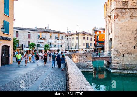 Sirmione, Lombardei, Italien - 12 September 2019: Festung Mauern des Schloss Scaligero oder die Burg von Sirmione durch die Wasserkanäle des Gardasee l umgeben Stockfoto