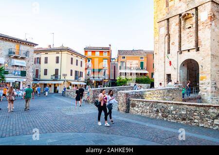 Sirmione, Lombardei, Italien - 12 September 2019: Festung Mauern des Schloss Scaligero oder die Burg von Sirmione durch die Wasserkanäle des Gardasee l umgeben Stockfoto