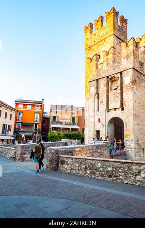 Sirmione, Lombardei, Italien - 12 September 2019: Festung Mauern des Schloss Scaligero oder die Burg von Sirmione durch die Wasserkanäle des Gardasee l umgeben Stockfoto