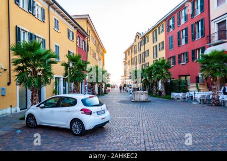 Sirmione, Lombardei, Italien - 12 September, 2019: die Menschen um zu Fuß durch die Straßen von der berühmten Altstadt von Sirmione Stadt auf der Halbinsel von G Stockfoto