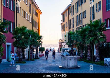 Sirmione, Lombardei, Italien - 12 September, 2019: die Menschen um zu Fuß durch die Straßen von der berühmten Altstadt von Sirmione Stadt auf der Halbinsel von G Stockfoto