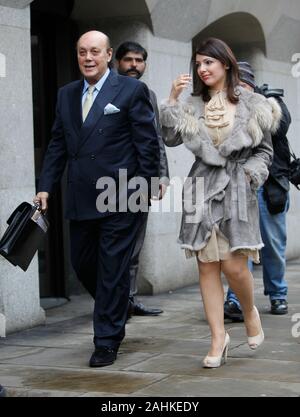 Ehemalige Polly Peck chief exec Asil Nadir und seine Frau Nur im Old Bailey in London, wo der Richter entschied, daß er Aufladungen des Betrugs konfrontiert. Stockfoto