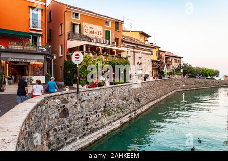 Sirmione, Lombardei, Italien - 12 September, 2019: die Menschen um zu Fuß durch die Straßen von der berühmten Altstadt von Sirmione Stadt auf der Halbinsel von G Stockfoto