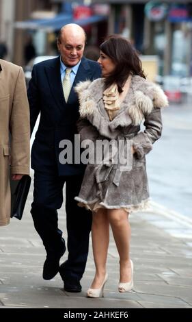 Ehemalige Polly Peck chief exec Asil Nadir und seine Frau Nur im Old Bailey in London, wo der Richter entschied, daß er Aufladungen des Betrugs konfrontiert. Stockfoto