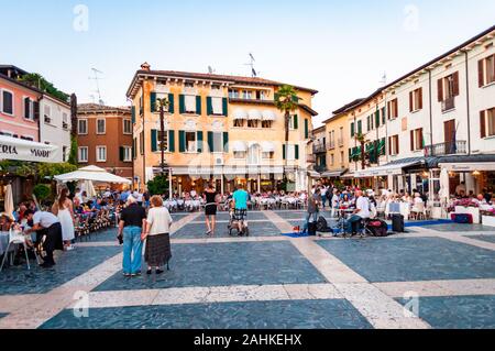 Sirmione, Lombardei, Italien - 12 September, 2019: die Menschen zu Fuß durch die Straßen von der berühmten Altstadt von Sirmione entfernt auf der Halbinsel von Garda la Stockfoto