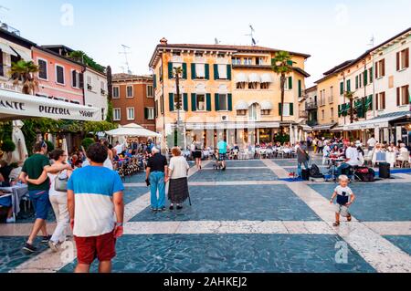 Sirmione, Lombardei, Italien - 12 September, 2019: die Menschen zu Fuß durch die Straßen von der berühmten Altstadt von Sirmione entfernt auf der Halbinsel von Garda la Stockfoto