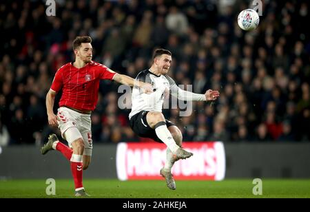 Von Derby County Jack Marriott (rechts) hat einen Schuß auf Ziel unter Druck von Charlton Athletic Tom Lockyer, während der Himmel Wette Championship Match im Pride Park, Derby. Stockfoto