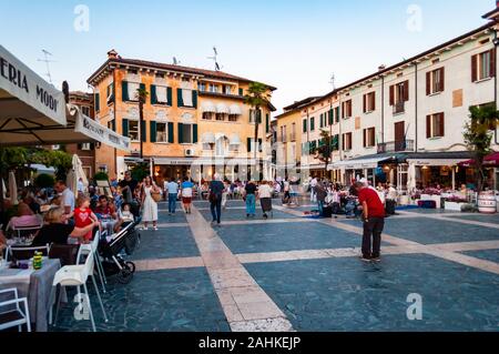 Sirmione, Lombardei, Italien - 12 September, 2019: die Menschen zu Fuß durch die Straßen von der berühmten Altstadt von Sirmione entfernt auf der Halbinsel von Garda la Stockfoto