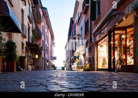 Sirmione, Lombardei, Italien - 12 September 2019: Am späten Abend Strassen entfernt von der berühmten Altstadt von Sirmione Stadt auf der Halbinsel von Garda See in Ita entfernt Stockfoto