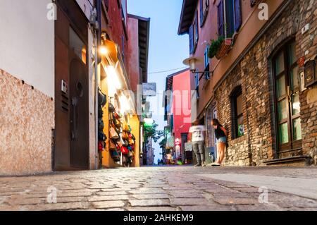 Sirmione, Lombardei, Italien - 12 September 2019: Am späten Abend Strassen entfernt von der berühmten Altstadt von Sirmione Stadt auf der Halbinsel von Garda See in Ita entfernt Stockfoto