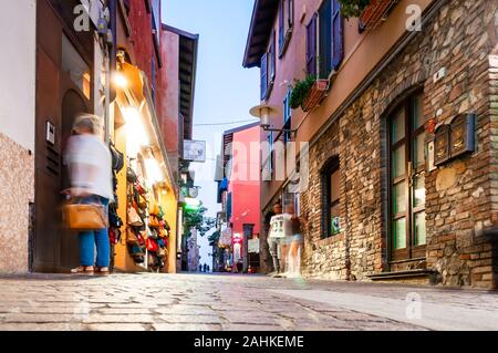Sirmione, Lombardei, Italien - 12 September 2019: Am späten Abend Strassen entfernt von der berühmten Altstadt von Sirmione Stadt auf der Halbinsel von Garda See in Ita entfernt Stockfoto