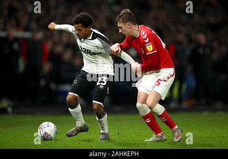 Von Derby County Duane Holmes (links) und von Charlton Athletic Alfie Doughty Kampf um den Ball in den Himmel Wette Championship Match im Pride Park, Derby. Stockfoto