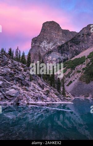 Bunter Blick auf Moraine Lake Rockpile nach Sonnenuntergang mit Spiegel - wie Reflexionen auf dem Wasser, Banff National Park, Alberta, Kanada Stockfoto