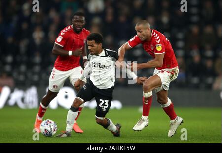 Von Derby County Duane Holmes (Mitte) und von Charlton Athletic Darren Pratley Kampf um den Ball in den Himmel Wette Championship Match im Pride Park, Derby. Stockfoto