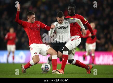 Von Derby County Duane Holmes (Mitte) und von Charlton Athletic Naby Sarr (rechts) und Lewis Seite während der Sky Bet Championship Match im Pride Park, Derby. Stockfoto