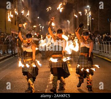 Edinburgh, Schottland, Großbritannien. 30. Dezember 2019. EdinburghÕs berühmten Hogmanay feiern werden, mit dem Fackelzug entlang der historischen Royal Mile in EdinburghÕs Altstadt und endet in Holyrood Park. Die Prozession wurde durch die Celtic Fire Theatre Company, PyroCeltica und der Vorbote Drum Crew geführt. Iain Masterton/Alamy leben Nachrichten Stockfoto