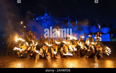 Edinburgh, Schottland, Großbritannien. 30. Dezember 2019. EdinburghÕs berühmten Hogmanay feiern werden, mit dem Fackelzug entlang der historischen Royal Mile in EdinburghÕs Altstadt und endet in Holyrood Park. Die Prozession wurde durch die Celtic Fire Theatre Company, PyroCeltica und der Vorbote Drum Crew geführt. Abgebildet ist. Künstler auf Edinburgh Castle Esplanade vor der Prozession. Iain Masterton/Alamy leben Nachrichten Stockfoto