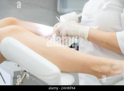 Nahaufnahme der weiblichen Doktor, Hände, die Zange hält Stockfoto
