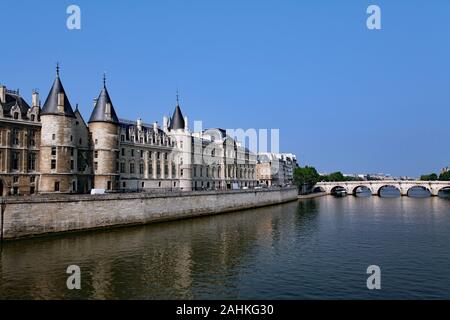 Paris, Blick entlang der Seine mit der mittelalterlichen Conciergerie auf der linken Seite Stockfoto