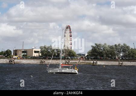 Segelboot, Cardiff Bay Barrage, Wales, Großbritannien Stockfoto