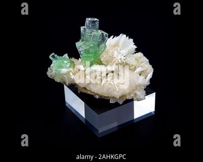 Grün Apophyllit Kristalle Mineral auf schwarzem Hintergrund Stockfoto