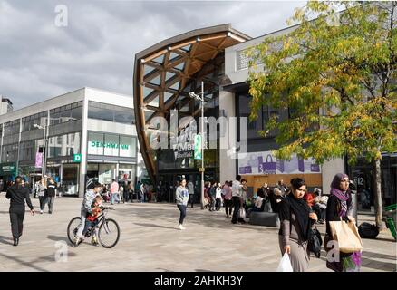 Menschen/Einkäufer, die am Moor-Markt, dem Stadtzentrum von Sheffield, England, vorbeigehen. Fußgängerzone Stockfoto