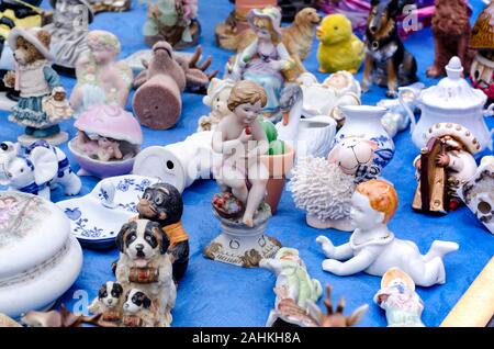 Wroclaw, Polen - 01.12.2019: Verschiedene Figuren von Tieren, Putten. Zeichen eine andere alte Objekte, die für den Verkauf auf dem Flohmarkt, Swap in Breslau, Stockfoto