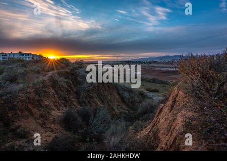 Lange Belichtung bluff Blick von oben auf die Ballona Wetlands bei Sonnenuntergang mit bunten Himmel und Santa Monica Berge in der Ferne, Playa Del Rey, Kalifornien Stockfoto