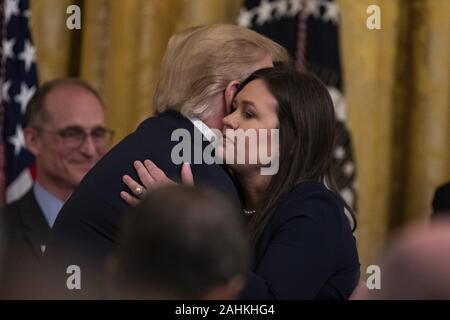 Washington, District of Columbia, USA. 13. Juni, 2019. Us-Präsident Donald Trump umfasst abgehende Pressesprecher des Weißen Hauses, Sarah Huckabee Sanders als liefert Erläuterungen über die Gefängnisreform im East Room des Weißen Hauses in Washington, DC am 13. Juni 2019. Sanders hat heute bekannt gegeben, dass sie das Weiße Haus am Ende des Monats verlassen wird. Credit: Alex Edelman/ZUMA Draht/Alamy leben Nachrichten Stockfoto