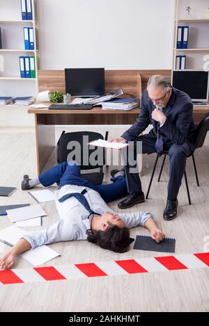 Die forensische Ermittler und tote Mitarbeiter im Büro Stockfoto