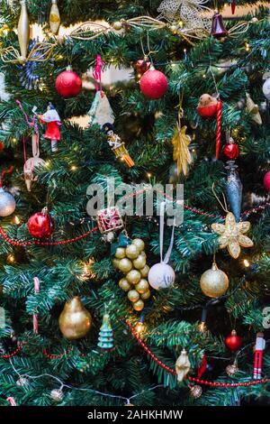 Geschmückten Weihnachtsbaum in der Nähe bis Abschnitt der Baum mit vielen Dekorationen Stockfoto