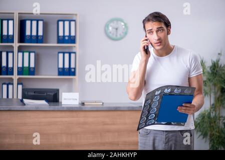 Klinik Rezeptionsschalter und jungen Patienten Stockfoto