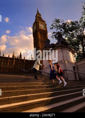 Joggen auf der Treppe vor Big Ben Stockfoto