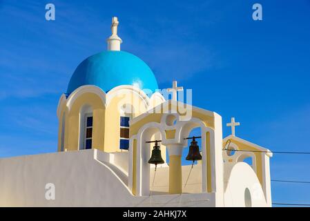 Gelbe Kirche mit Blue Dome in Oia, Santorini, Griechenland Stockfoto